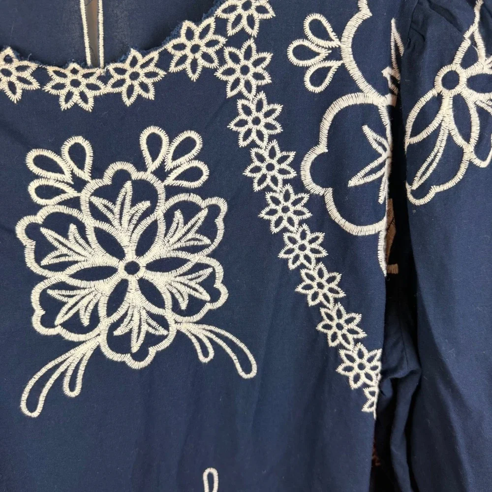 Cato Floral Embroidered Boho Blouse Size 22/24W Navy Cotton Ramie Cottage Chic - Picture 2 of 9
